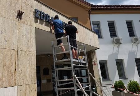 Montaža napisa na ZD Cerknica Foto Boštjan Otoničar (7)